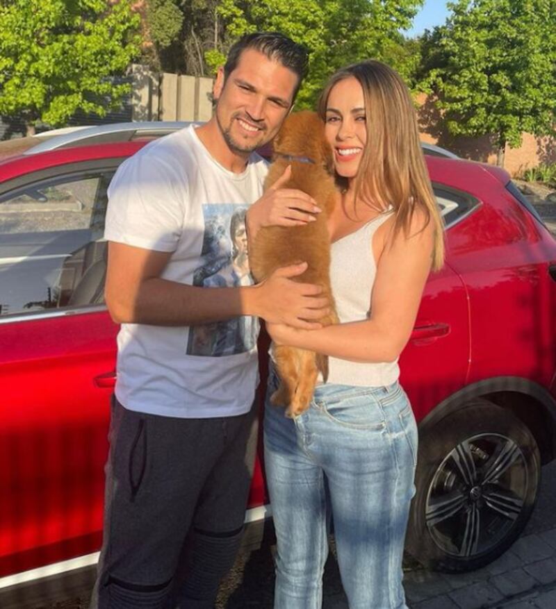 Maura Rivera y Mark González presentaron al nuevo integrante de su familia