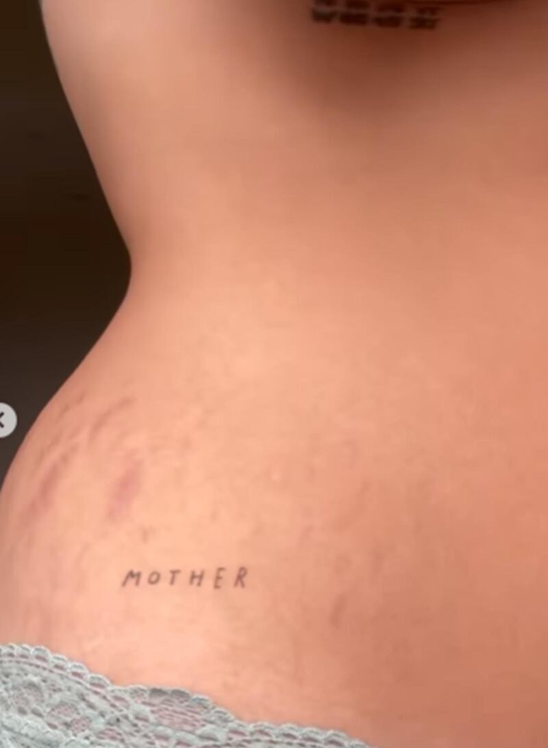 Evaluna da un poderoso mensaje al mostrar sus estrías en el abdomen tras tener a su hija