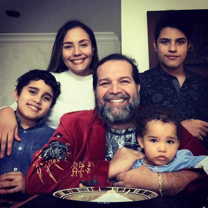 Mauricio Cújar junto a su esposa e hijos