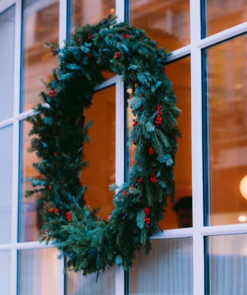 La corona es uno de los elementos decorativos clásicos de la Navidad