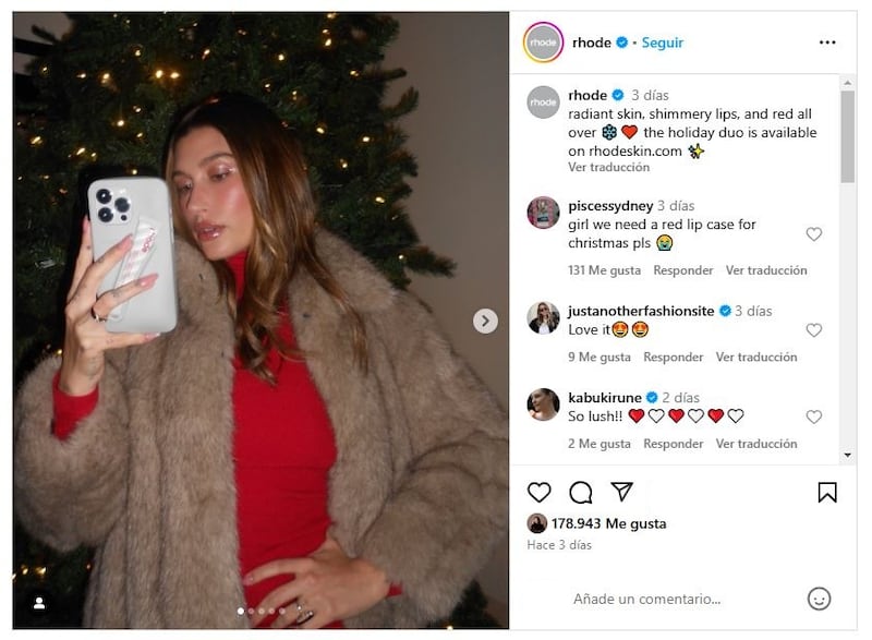 Hailey Bieber se tomó unas fotos frente a un árbol de Navidad que se presume es el del interior de su hogar