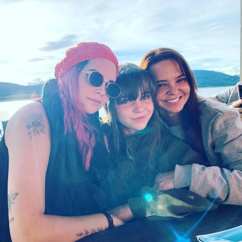 Natasha Klauss junto a sus hijas