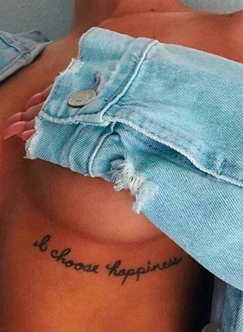 Tatuajes debajo del pecho para mujeres fuertes que han superado relaciones  tóxicas – Nueva Mujer