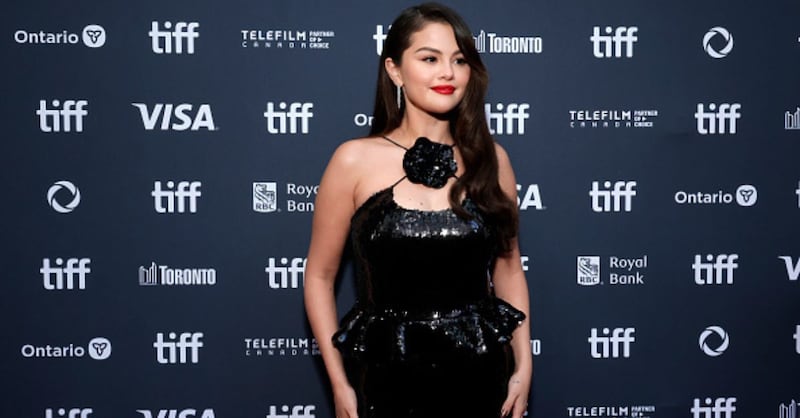 ¿Y Benny Blanco? Captan a Selena Gomez bailando sensual y muy pegadita a otro hombre que no es su novio