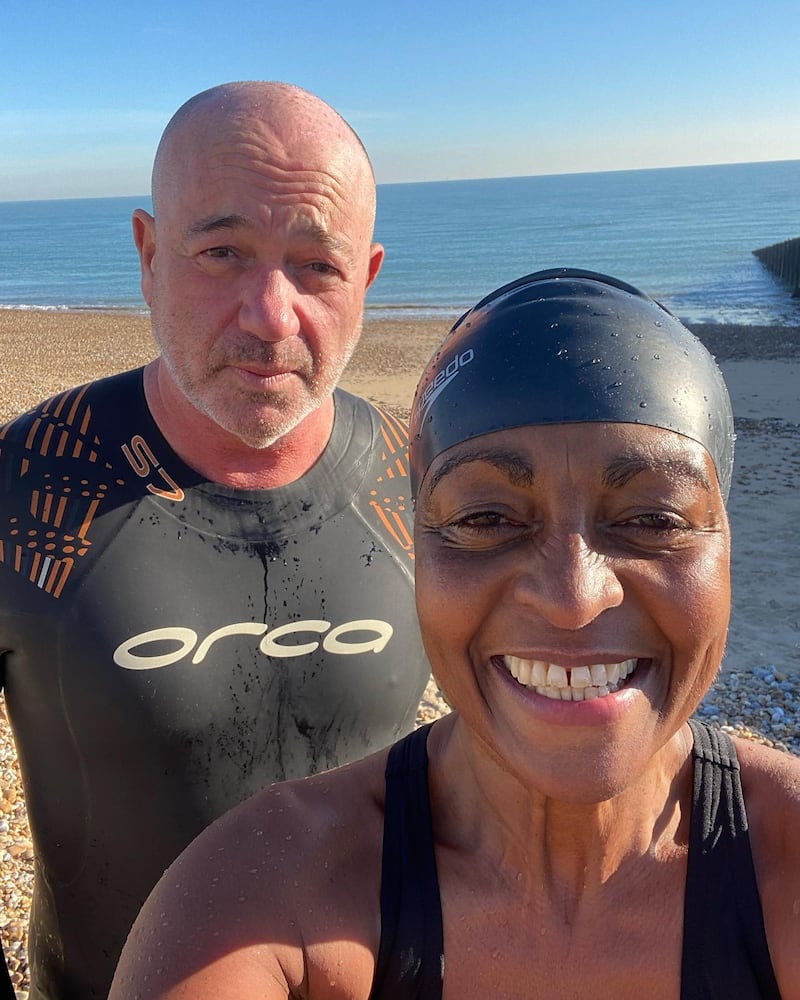 Adjoa Andoh junto a su esposo, Howard Cunnell |