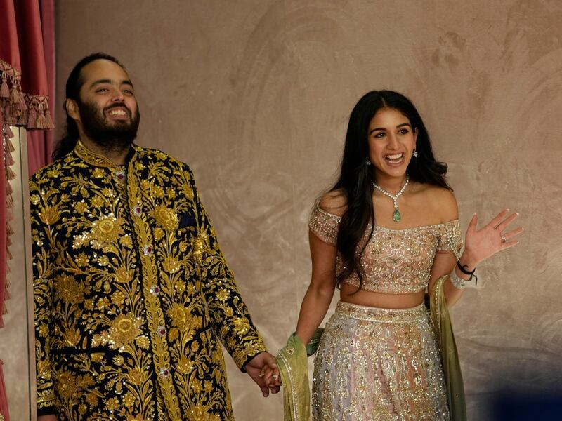 La boda entre Radhika Merchant y Anant Ambani se ha convertido en uno de los eventos sociales más importantes de los últimos años, ya que ha ganado popularidad a través de los famosos que asistieron para presentarse como parte de un show privado y como invitados especiales para formar parte de la celebración.