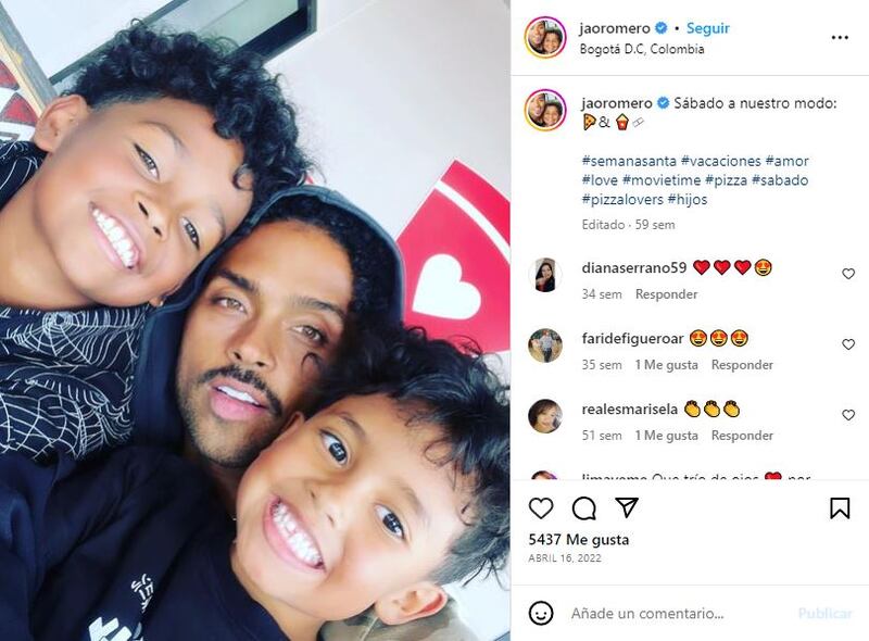 Jair Romero junto a sus hijos menores