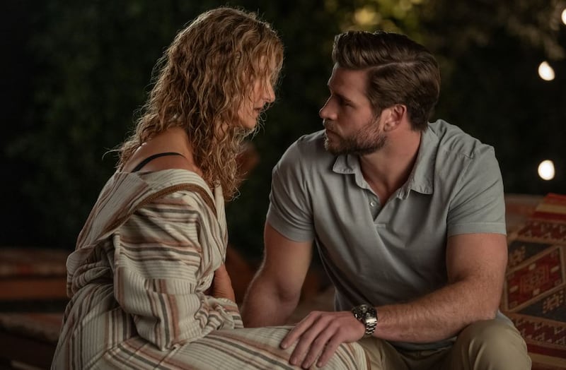 Laura Dern y Liam Hemsworth protagonizan con gran química 'Una aventura en Marruecos'