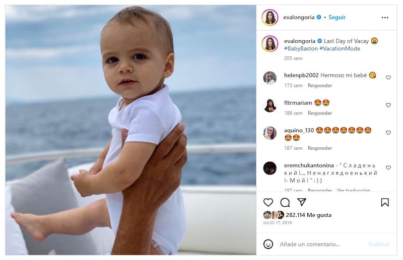 Hijo de Eva Longoria posando con 1 año de edad