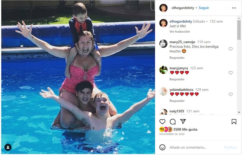 Leticia Calderón en un bañador fucsia estampado