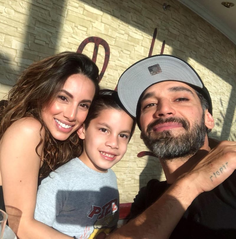 Raúl Coronado junto a su esposa e hijo, Liam