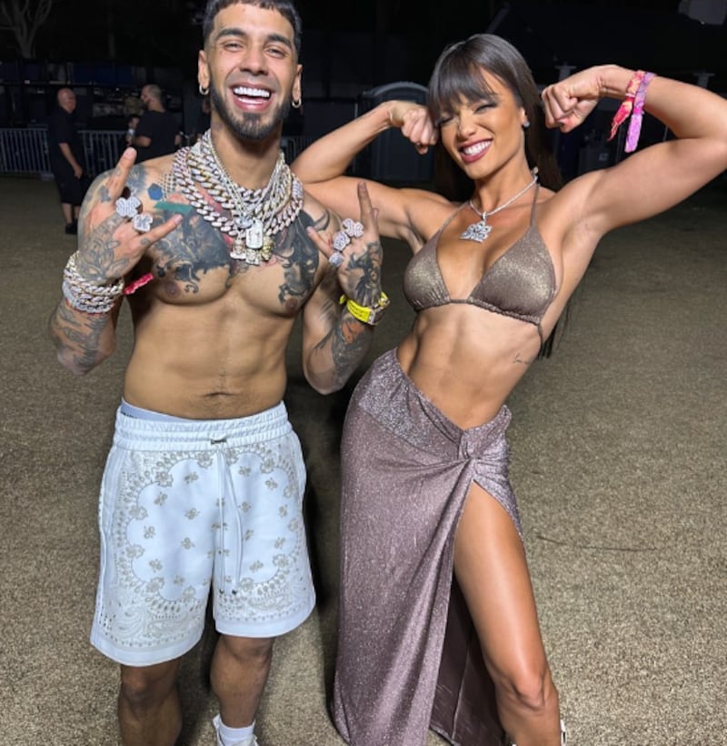 Anuel posando con Zuleyka Rivera