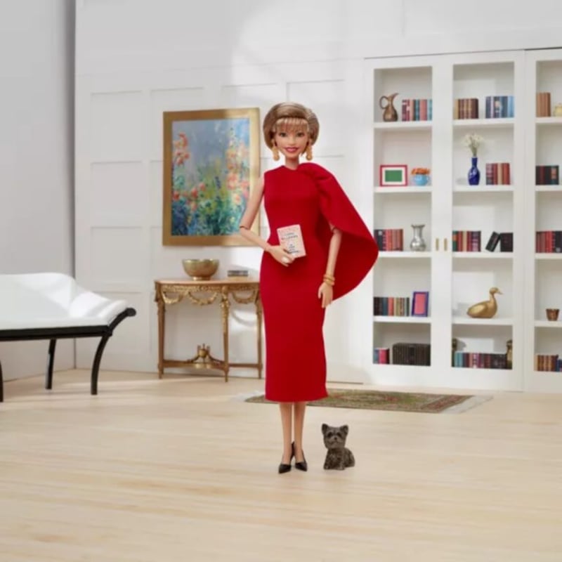 Mattel lanza Barbie en honor a Isabel Allende